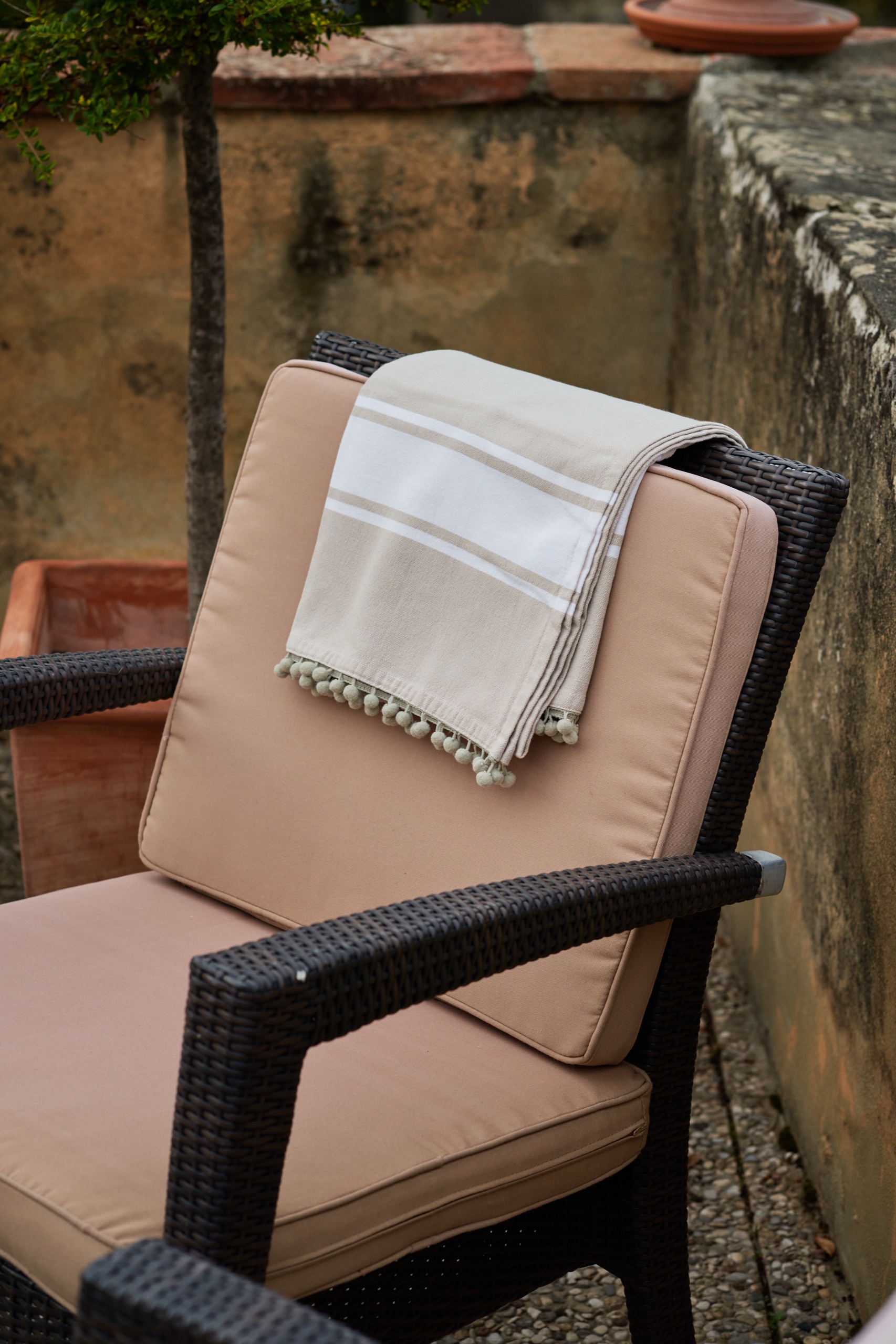 Poltrona con telo in cotone sulla terrazza di Villa Scorzi